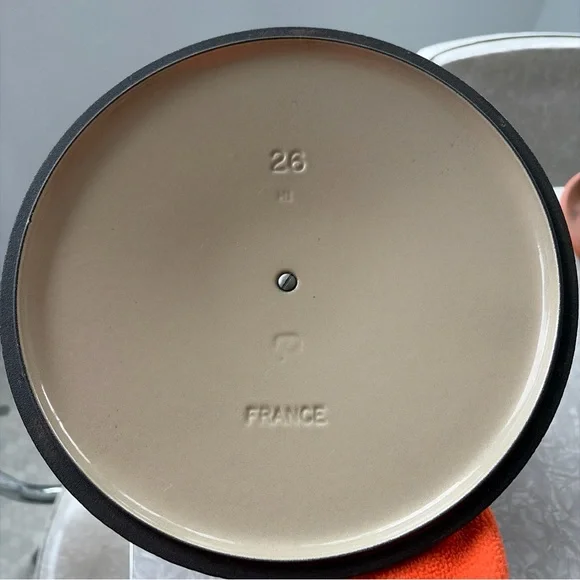 Le Creuset #26 5.5 qt black glossy Dutch oven in almost perfect condition - Picture 3 of 8